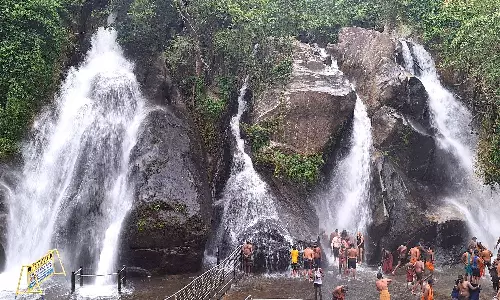 பழைய குற்றாலத்தில் குளிக்க தடை நீட்டிப்பு: ஐந்தருவி, புலி அருவியில் குளிக்க அனுமதி