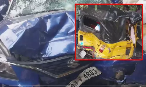 சென்னை: வேளச்சேரியில் தாறுமாறாக ஓடிய கார் மோதியதில் 4 பேர் படுகாயம்