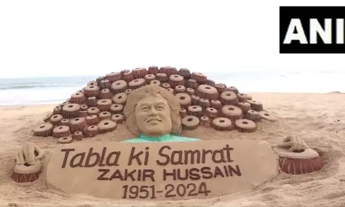 தபேலா இசைக்கலைஞர் ஜாகிர் ஹுசைனுக்கு மணல் சிற்பம் வரைந்து அஞ்சலி செலுத்திய சுதர்சன் பட்நாயக்