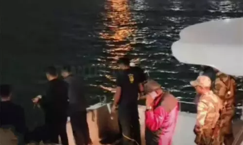 சென்னை துறைமுகத்தில் ரிவர்ஸ் எடுக்கும் போது கடலில் விழுந்த கார்