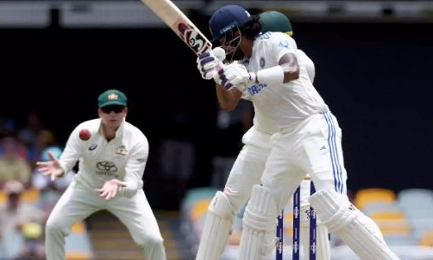 ஆஸ்திரேலியாவுக்கு எதிரான 3-வது டெஸ்ட்: பாலோ ஆனை தவிர்க்க போராடும் இந்தியா ஆஸ்திரேலியாவுக்கு எதிரான 3-வது டெஸ்ட்: பாலோ ஆனை தவிர்க்க போராடும் இந்தியா