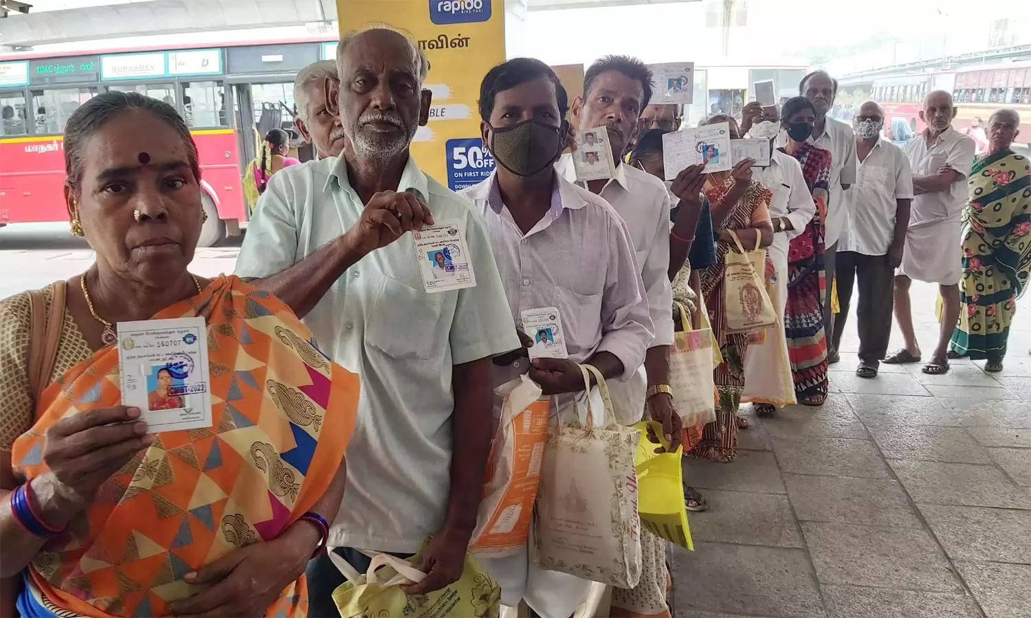 மூத்த குடிமக்களுக்கான கட்டணமில்லா பேருந்து பயண டோக்கன் 21-ந்தேதி முதல் வழங்கப்படும் மூத்த குடிமக்களுக்கான கட்டணமில்லா பேருந்து பயண டோக்கன் 21-ந்தேதி முதல் வழங்கப்படும்