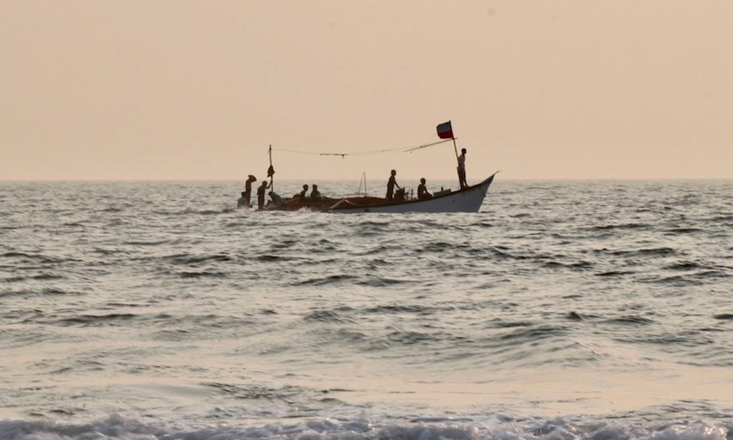 புதுச்சேரி மீனவர்கள் கடலுக்கு செல்ல வேண்டாம்- மீன்வளத்துறை அறிவுறுத்தல்