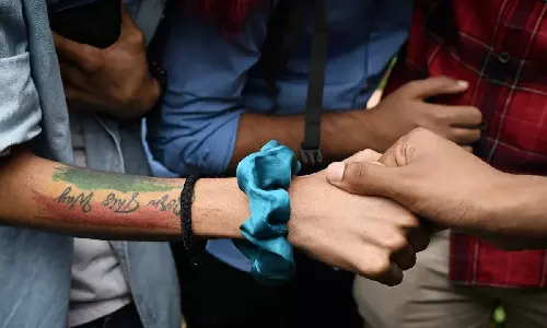 ஓரினச்சேர்க்கை இளம் பெண்களை பிரிக்கக் கூடாது: பெற்றோருக்கு ஐகோர்ட் உத்தரவு