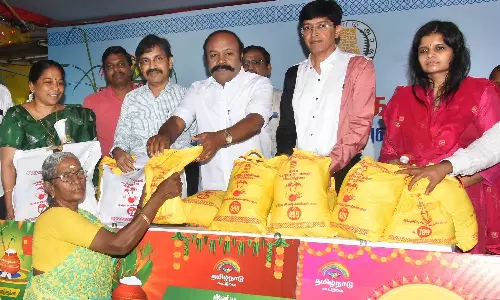 கூட்டுறவு அங்காடியில் பொங்கல் தொகுப்பு விற்பனை: அமைச்சர் பெரியகருப்பன் தொடங்கி வைத்தார்