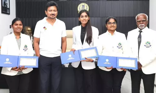 உலக கேரம் போட்டியில் வென்ற வீராங்கனைகளுக்கு பரிசுத்தொகை வழங்கினார் துணை முதல்வர் உதயநிதி