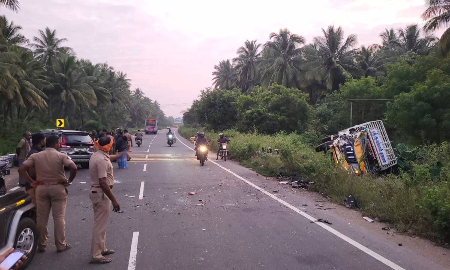 பெரியகுளம் அருகே விபத்து: ஐயப்ப பக்தர்கள் 2 பேர் பலி- 3 பேர் கவலைக்கிடம்