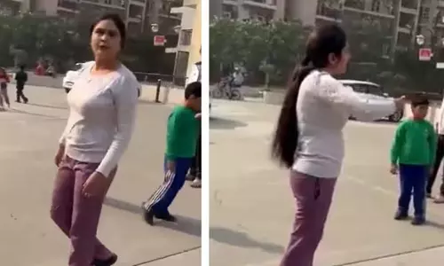 குழந்தைகள் சண்டையில் பெண் ஆக்ரோஷம்- வீடியோ