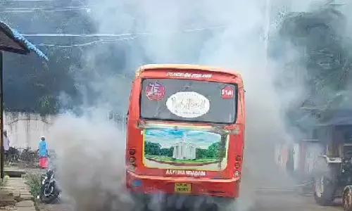 புதுச்சேரியில் தீப்பிடித்து எரிந்த அரசு சுற்றுலா பஸ்: பயணிகள் ஓட்டம்