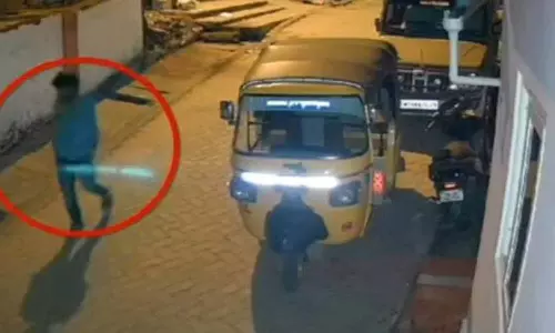 பெண்கள் தனியாக இருப்பதை நோட்டமிட்டு நள்ளிரவில் வீடுகளின் கதவை தட்டி மிளகாய் பொடி தூவி செல்லும் கும்பல்