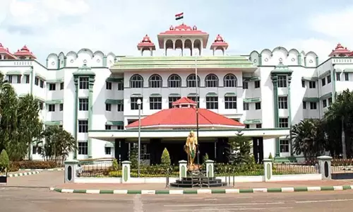 ஊராட்சித் தலைவர் மீது அரசியல் பழி வாங்கும் நடவடிக்கையாகவே பொய்யான வழக்கு பதிவு செய்யப்பட்டுள்ளது- நீதிபதிகள் கருத்து