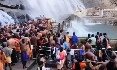 குற்றாலம் மெயின் அருவியில் அலைமோதும் ஐயப்ப பக்தர்கள் கூட்டம்