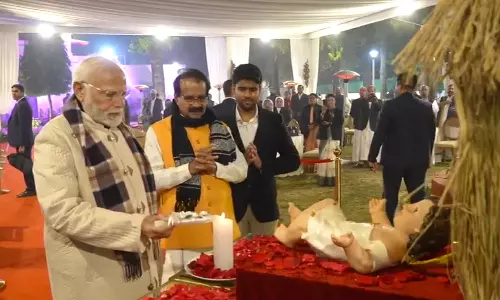 மத்திய மந்திரி வீட்டுக்கு சென்ற பிரதமர் மோடி: கிறிஸ்துமஸ் நிகழ்ச்சியில் பங்கேற்பு