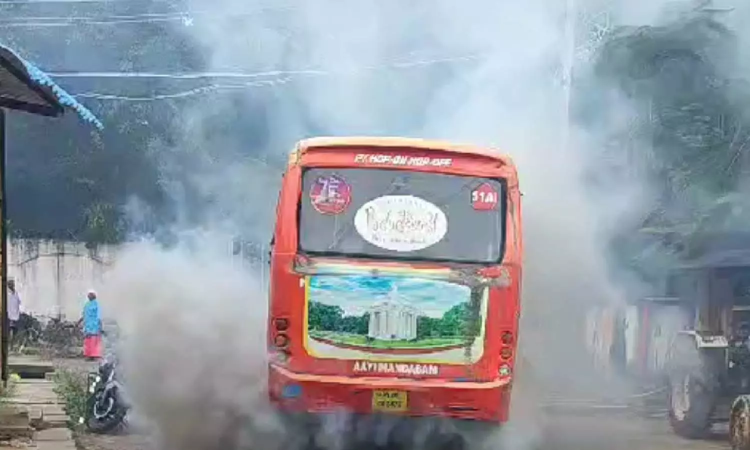 புதுச்சேரியில் தீப்பிடித்து எரிந்த அரசு சுற்றுலா பஸ்: பயணிகள் ஓட்டம்
