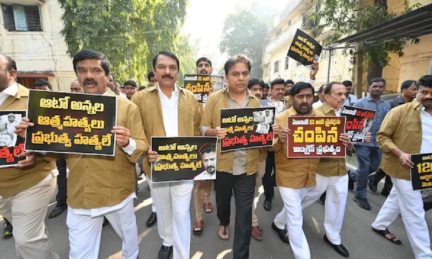 தெலுங்கானாவில் ஆட்டோ டிரைவர் சீருடை அணிந்து சட்டசபைக்கு வந்த எம்.எல்.ஏ.க்கள்