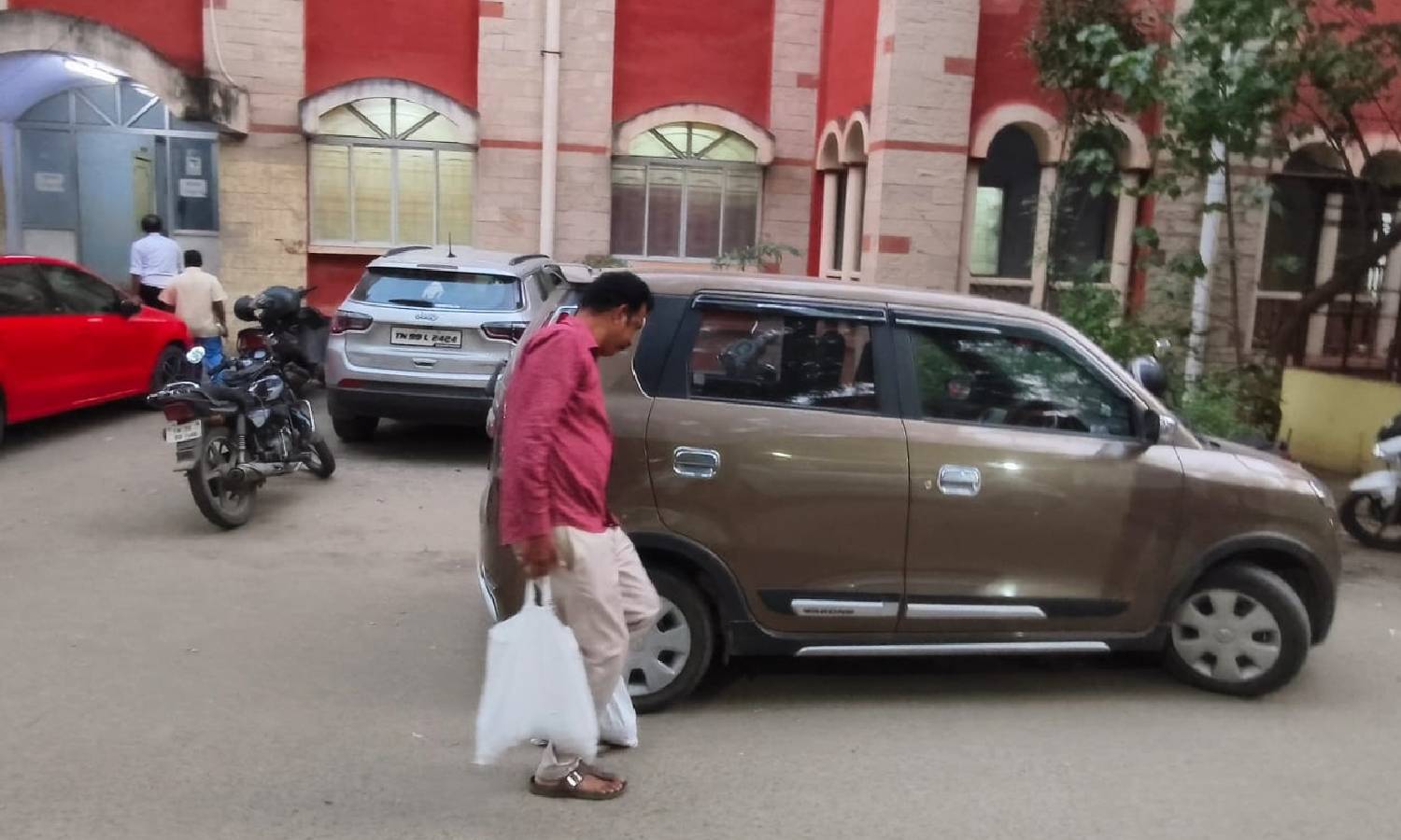 ஜீவனாம்ச பணத்தை சில்லரையாக மூட்டை கட்டி எடுத்து வந்த கணவர்