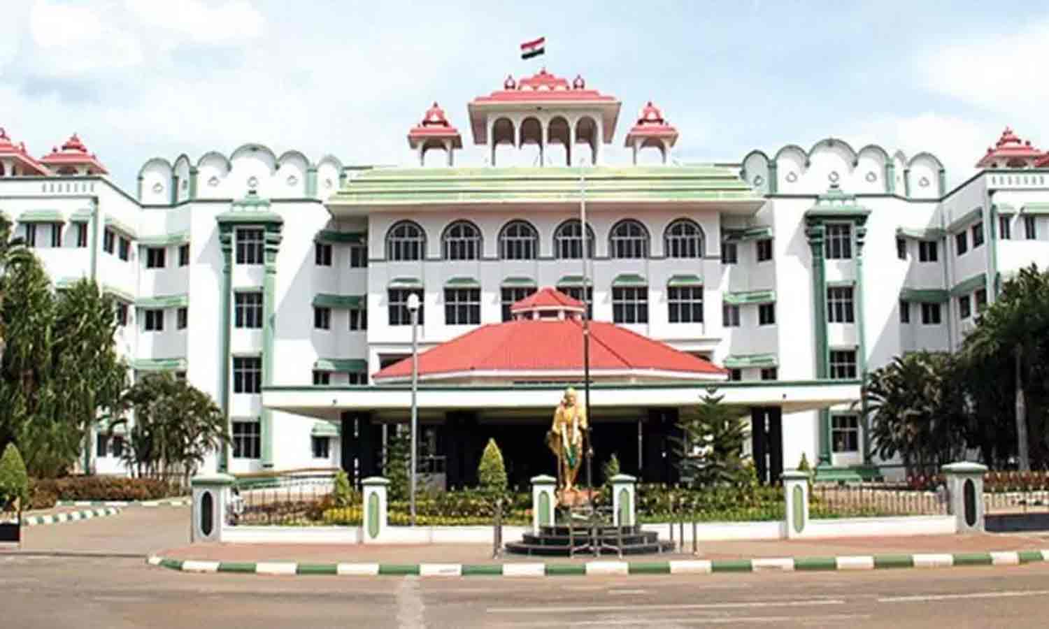 ஊராட்சித் தலைவர் மீது அரசியல் பழி வாங்கும் நடவடிக்கையாகவே பொய்யான வழக்கு பதிவு செய்யப்பட்டுள்ளது- நீதிபதிகள் கருத்து