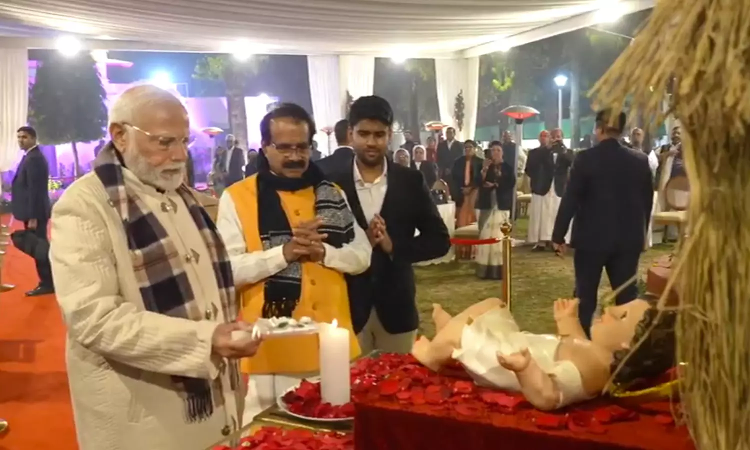 மத்திய மந்திரி வீட்டுக்கு சென்ற பிரதமர் மோடி: கிறிஸ்துமஸ் நிகழ்ச்சியில் பங்கேற்பு