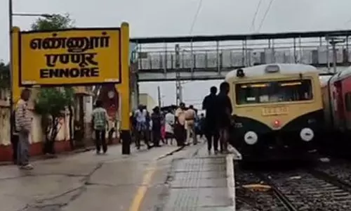 சென்னை எண்ணூரில் ரெயில் சேவை பாதிப்பு- பயணிகள் அவதி