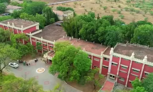 நெல்லை நீதிமன்ற வாசலில் ஒருவர் வெட்டிக் கொலை - பதற்றம்