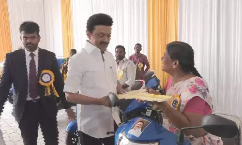 ஈரோட்டில் கள ஆய்வு- நலத்திட்ட உதவிகள், புதிய திட்டங்களுக்கு அடிக்கல் நாட்டினார் முதலமைச்சர் மு.க.ஸ்டாலின்