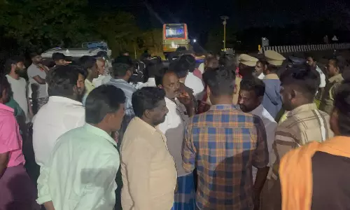 பிறந்தநாள் கொண்டாட்டத்தில் இரு தரப்பினர் மோதல்- பா.ம.க.வினர் சாலை மறியல்