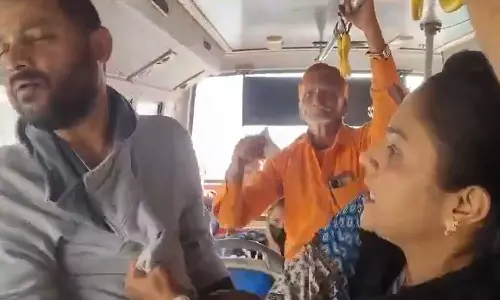 பேருந்தில் அத்துமீறிய வாலிபரை வெளுத்து வாங்கிய ஆசிரியை- வீடியோ