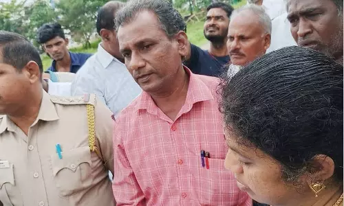 வட்டார வளர்ச்சி அதிகாரியை முற்றுகையிட்டு வாக்குவாதம்