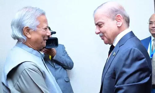 பாகிஸ்தான் பிரதமரை சந்தித்த வங்கதேச இடைக்கால அரசு தலைவர்: இருதரப்பு உறவுகளை வலுப்படுத்த ஒப்புதல்