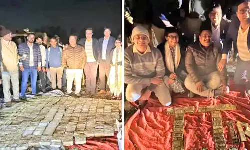 அனாதையாக நின்ற வாகனத்தில் ரூ.10 கோடி- 52 கிலோ நகைகள் சிக்கியது