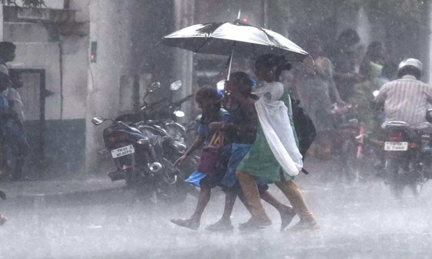 சென்னையின் பல இடங்களில் மழை சென்னையின் பல இடங்களில் மழை