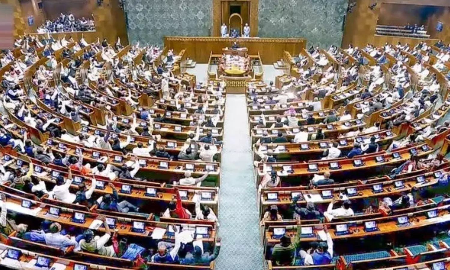 கூட்டத்தொடரின் கடைசி நாள்: எம்.பி.க்கள் கூச்சல் குழப்பம்.. மக்களவை காலவரையின்றி ஒத்திவைப்பு கூட்டத்தொடரின் கடைசி நாள்: எம்.பி.க்கள் கூச்சல் குழப்பம்.. மக்களவை காலவரையின்றி ஒத்திவைப்பு