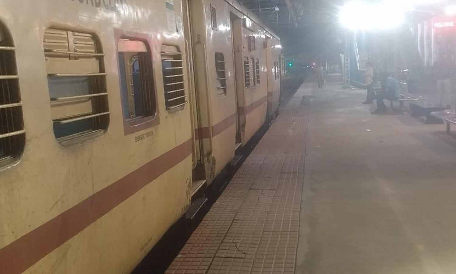 எக்ஸ்பிரஸ் ரெயிலை நிறுத்திவிட்டு வயிற்று வலிக்கு ஆஸ்பத்திரிக்கு சென்ற என்ஜின் டிரைவர்