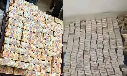 லோக் ஆயுக்தா ரெய்டில் கட்டுக்கட்டாக பணம், 40 கிலோ வெள்ளி பறிமுதல்