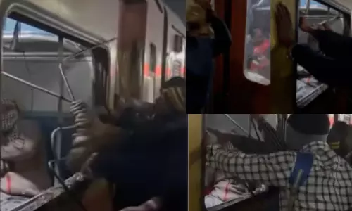VIDEO:  திறக்காத கதவுகள்.. கோபத்தில் ரெயிலின் கதவு-ஜன்னல்களை அடித்து உடைத்த பயணிகள்