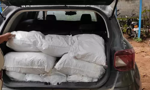 மத்தூர் அருகே காரில் கடத்திய 400 கிலோ குட்கா சிக்கியது- டிரைவர் தப்பியோட்டம்