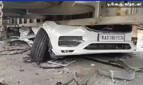 கார் மீது கண்டெய்னர் லாரி கவிழ்ந்து விபத்து- 6 பேர் உயிரிழப்பு