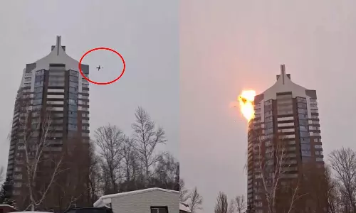 இரட்டை கோபுரம் ஸ்டைலில் ரஷியாவின் குடியிருப்பு கட்டடங்கள் மீது டிரோன்கள் தாக்குதல்