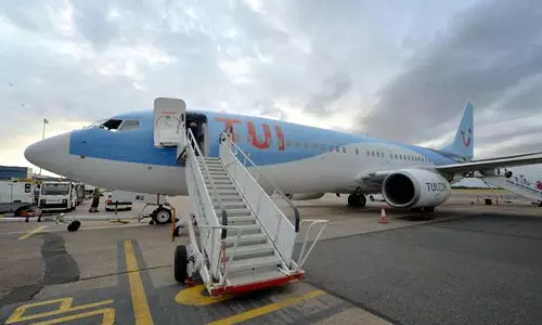 விமானம் நிற்கத்தானே செய்கிறது என கீழே இறங்க முயன்ற பணிப்பெண்ணுக்கு நேர்ந்த சோகம்