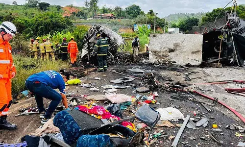 பிரேசிலில் கோர விபத்து: லாரி மீது பஸ் மோதியதில் 38 பேர் பலி