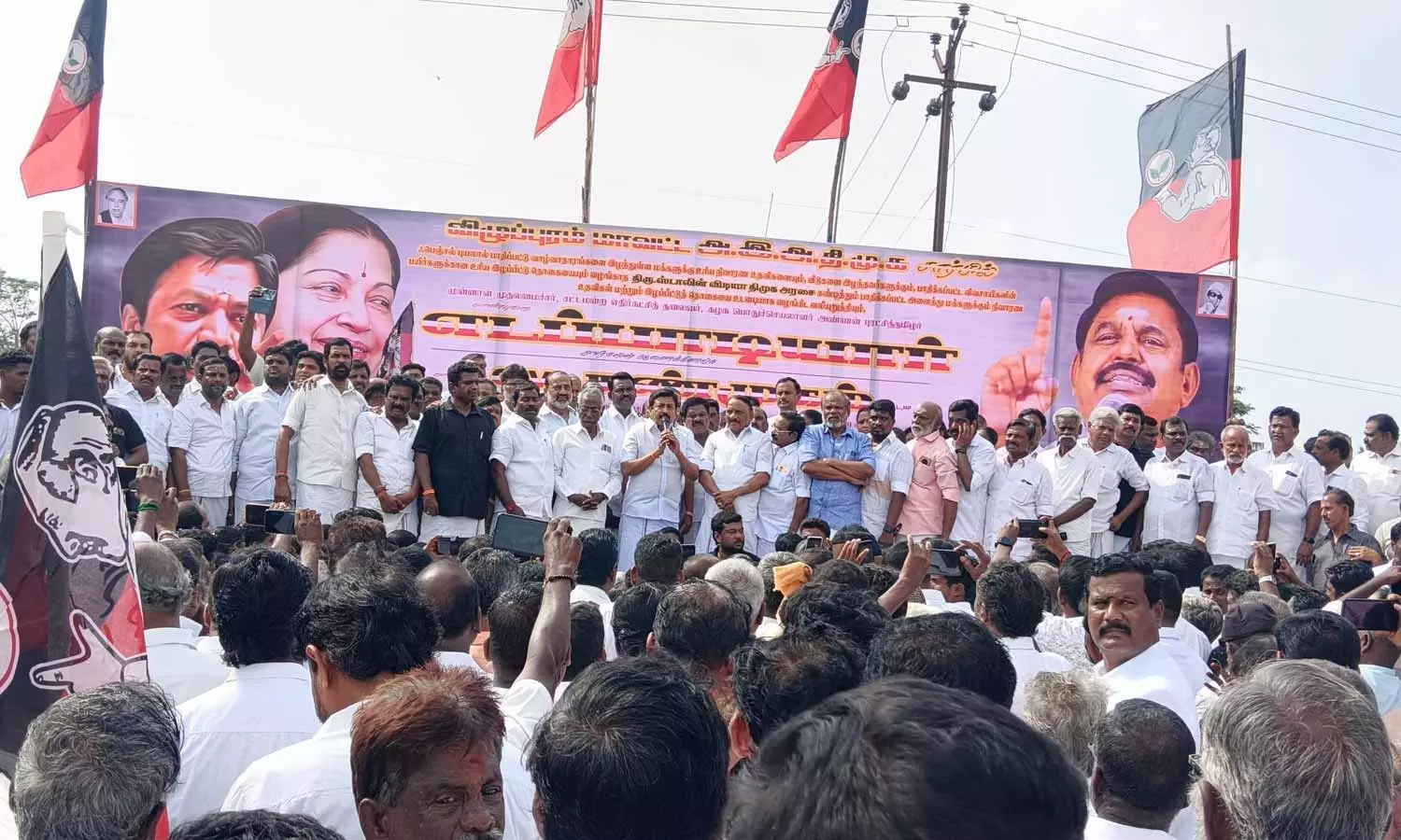 விழுப்புரத்தில் மழை நிவாரணம் கேட்டு அ.தி.மு.க.வினர் ஆர்ப்பாட்டம்- சி.வி.சண்முகம் எம்.பி. பங்கேற்பு விழுப்புரத்தில் மழை நிவாரணம் கேட்டு அ.தி.மு.க.வினர் ஆர்ப்பாட்டம்- சி.வி.சண்முகம் எம்.பி. பங்கேற்பு