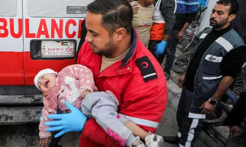 காசாவில் பள்ளிக்கூடம் - மருத்துவமனைகள் மீது இஸ்ரேல் தாக்குதல் - 8 பேர் உயிரிழப்பு