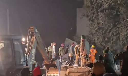 நான்கு மாடி கட்டிடம் இடிந்து விழுந்து விபத்து.. 2 பேர் உயிரிழப்பு