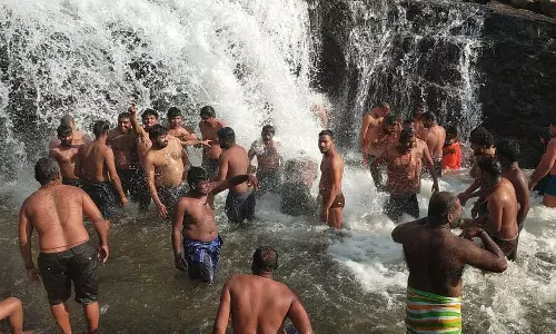 8 நாட்களுக்கு பிறகு அனுமதி- கும்பக்கரை அருவியில் ஐயப்ப பக்தர்கள் உற்சாக குளியல்