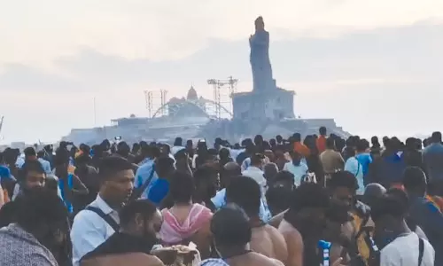 சுற்றுலா பயணிகள் குவிந்ததால் களைகட்டிய கன்னியாகுமரி