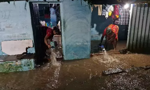 போச்சம்பள்ளியில் கனமழை குடியிருப்புகளை சூழ்ந்த தண்ணீரால் பொதுமக்கள் அவதி