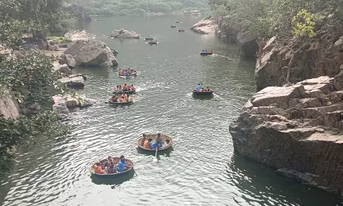 தொடர் விடுமுறையையொட்டி ஒகேனக்கலில் குவிந்த சுற்றுலா பயணிகள்