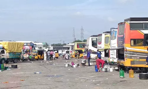 காஞ்சிபுரத்தில் வாகனம் நிறுத்தும் இடத்தில் போதுமான வசதி இல்லை- பக்தர்கள் குற்றச்சாட்டு