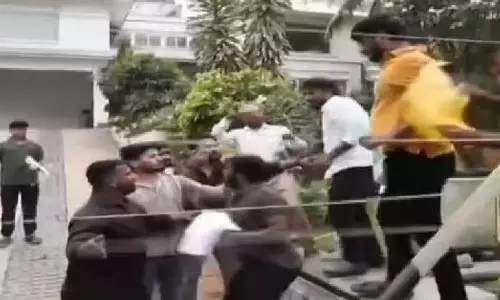 நடிகர் அல்லு அர்ஜூன் வீட்டின் மீது கற்கள் வீசி தாக்குதல்