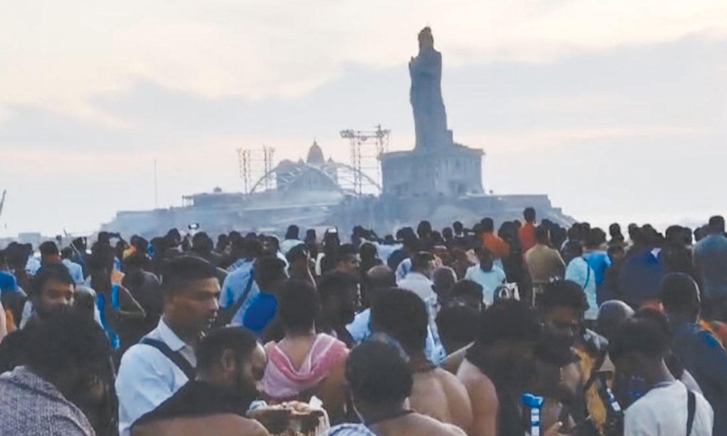 சுற்றுலா பயணிகள் குவிந்ததால் களைகட்டிய கன்னியாகுமரி